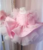 Perlen Perlen rosa Blume schiere Nacken Satin kleines Mädchen Hochzeit Frist Communion Festzug Kleider Feather Kid Pegeant Dress Promkleider 0510