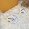 Designer tofflor sandaler flip-flops mode icke-halkkvinnor tofflor broderade ord mor och dotter fluffiga fluffiga lyx tofflor varm inomhus med låda