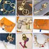 Eies moda marka mektubu tasarımcı anahtar zincirleri metal anahtar zinciri kadın çantası cazibe cazibe otomobil parçaları araba anahtar zinciri hediyeler kutusu toz çantası
