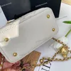 11/15,5 cm Kvinnor Designer Makeup Bag lambskin läder Guldboll Hårdvara Matelasse Chain Rivets Decoration Zipper Vanity Box Cosmetic Case Purse Axel Handväska