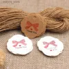 Etiketter Taggar Handgjorda etikett Tag 3x3cm100pcs Kraft Color Lovely Gift Taggar Diy Flower Shape Cookies Bakery Gynnar Decoration Party Suppiles Q240217