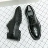 Chaussures habillées Hommes Business Derby Cuir avec pointe pointue Semelle épaisse Durable et antidérapante PU Noir Marron Tailles 38-46