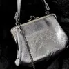 Kvinnors designer väskor silverolja vax läder kumpling väska liten saturnväska sommarkedja crossbody väska klipp väska