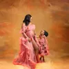 Dammig rosa stropplös tutu veckad tyllmoderskap kvinnor klänningar sexig front öppen rufsad tulle klänning för mamma och mig plus storlek