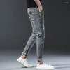 Herren-Jeans-Design, grauer Denim, lässig, dehnbar, schmal, kleine Füße, lang, Straßenhose, modische, vielseitige Alltagshose, Frühling und Sommer