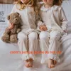 Inverno Famiglia Natale Abiti coordinati Abbigliamento per bambini Ragazze Ragazzi Pigiama di velluto rosso Verde crema Bianco PJS Set Sleepwear 240118