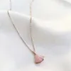 2024Bulgarilies V Gold Designer Necklace Women's Natural Pink Fritillaria CLAVICLE CHAIN ​​PLATERAD MED ROSE GOLD Högkvalitativ pendellsmyckesdesigner för Womenq1