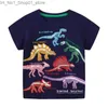 T-shirts 2023 Baby Boys Summer New Fashion T-shirt Bomull med lysande dinosaurie Barn mjuka och komforttoppar för barn 2-7 år Q240218