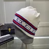 Ny modedesigner stickade hattar lyx varumärke hatt beanie skalle kepsar ins populära vinter varm ull stickad mössa klassisk brevtryck