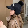 Gorras de bola sombrero de mujer 2024 moda coreana invierno cálido orejeras tejidas con pompón al aire libre visera a prueba de viento Gorra de béisbol