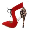 Sandalias 2024 Estilo de mujer Celebridad Leopardo Gamuza roja Tacón de aguja Verano Hueco Tobillo Hebilla Correa Pointe Toe Zapatos