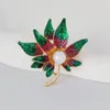 Brooches Exquisite Maple For Women Vintage Gold Color Canada Country Plant Fashion Jewelry Alloy Material Good Gift