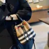 Nouveau cuir véritable Plaid couleur contraste une épaule poche de poche mode femmes petit et exquis sac seau ventes directes d'usine