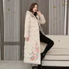 Trench da donna Piumino invernale in cotone imbottito da donna in stile nazionale cinese ricamato lungo capispalla addensato caldo parka con cappuccio femminile
