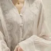 Automne français broderie fleur dentelle chemise femmes col en V doux à manches longues chemisier en lin femmes lâche crème solaire haut élégant 16108 240125