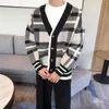 Erkek Sweaters Örgü Sweater Erkek V Boyun Giyim Hırka Ceket Çizgili Kırmızı Ceket Kore 2024 Sonbahar Giysileri Kış Klasik