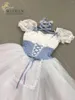 Giselle ne peut pas garder la longue robe en gaze de sa fille fermière adaptée au concours de spectacle bleu et blanc pour enfants adultes