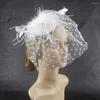 Basker mesh hår fascinator elegant retro hatt med prick tryck fjäder huvudstycke för kvinnor brudar bröllop