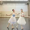 Giselle ne peut pas garder la longue robe en gaze de sa fille fermière adaptée au concours de spectacle bleu et blanc pour enfants adultes