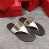 Designer Kvinnors lyxiga flip-flops metalltå utsmyckad Chevron Slide 2024 Stylish Casual Women's Sandals Summer Beach High Quality Slippers alla med lägenheter