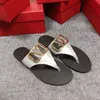 Designer Frauen Luxus Flip-Flops Metallzehen verziert Chevron Slide 2024 Stylische Freizeit-Frauen Sandalen Sommer Strand Hochwertige Hausschuhe mit Wohnungen mit Wohnungen