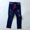 Calça jeans infantil feminina com broca prensada bordada com corda canelada