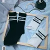 Calzini da donna firmati 2023 Cinque paia di calzini sportivi invernali di lusso con lettera stampata in cotone ricamato con scatola