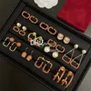 Rotes Strasssteinkristall baumeln 11 Styles Sammlung Trendy Briefe plattierte Perle Ohrringe Charms Bolzen mit Geschenkbox