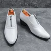 Scarpe eleganti da uomo in pelle verniciata con cerniera bianca nera britannica con altezza crescente, cinturino da monaco maschile, formale, per matrimonio, ballo di fine anno, ritorno a casa