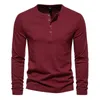 T-shirt da uomo tinta unita T-shirt basic primavera estate casual slim manica lunga Henley T-shirt bottone maschile vintage chic streetwear top