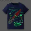 T-shirts 2023 Baby Boys Summer New Fashion T-shirt Bomull med lysande dinosaurie Barn mjuka och komforttoppar för barn 2-7 år Q240218