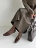 Klänningskor patentläder kvinnor metall dekoration rund tå platt med klackar kortfattad stil kvinnlig lyx zapatos para mujeres taconer