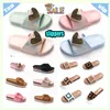 Designer Casual Platform Anti-Collision Pannband Slides tofflor Män Kvinna motståndskraftiga Anti Läder Sjuk sulor Sandaler Flat Summer Beach Slipper Storlek 36-40