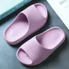 Slipper Yishen Kinderen Slippels Zomer Kinderen Casual schoenen Rubber Slipper Pool Sandalen Sandalen Glides Anti-Slip Boys Girls Toddler Slides 240408