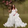 写真撮影用のふわふわピンクチュールマタニティローブショルダー肩の階層型フリル妊婦ドレスセクシーなベビーシャワーガウン