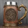 Tumblers Arbre de vie nordique Viking Mug Résine Acier inoxydable Coupe de bière Arbre celtique Halloween Cadeau 600 ml Rétro Médiéval Imitation bois T240218