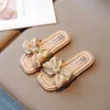 Slipper 2023 Korean Style Girls Slippers Bow Elegant Fashion Kids Shoes Drop Spirting Simple Non Slip Новая шикарная детская обувь PU 240408