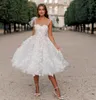 Appliques florales 3D robe de mariée courte Boho longueur de thé bretelles spaghetti une ligne robes de mariée blanches col en coeur princesse robes de mariée de plage d'été