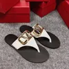 Designer Kvinnors lyxiga flip-flops metalltå utsmyckad Chevron Slide 2024 Stylish Casual Women's Sandals Summer Beach High Quality Slippers alla med lägenheter