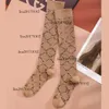 Calcetín de marca para mujer, calcetines de pierna elegantes de Hip Hop a la moda para niñas, diseño hasta la rodilla, medias con estampado de letras, ropa de calle