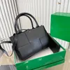 5A Intrecio vävd läder crossbody väska klassiska ikoniska triangulära knappar stor kapacitet stickande läder designer handväskor shopping kvinnor virkade väskor