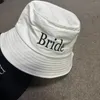 ベレー帽のパーソナライズされたバケツ帽子花嫁ワイドブリムギフトフロッピーハットバチェロレットパーティーブライドメイドギフト