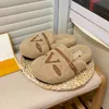 Nya lyxiga mysiga komforttäppa Slipper Designers Panama Easy Mule Wool Sandal Men Kvinnor Flat Sandaler Leather Mules Justerbara band Slides Baotou Slippers Storlek 35-40