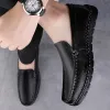 Echte voorjaarsleren Loafers Design Moccasin Hoge kwaliteit Slip op zachte platte casual mannen Zakelijke handgemaakte bootschoenen B B