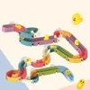 ベビーバスおもちゃ玩具壁浴槽のおもちゃスライドウィンドアップダックバスルームシャワートラック幼児用の水の贈り物240131