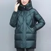 Korki damskie płaszcze zimowe ubrania dla kobiet w średnim wieku gruba długość średniej długości Paras Wysoka jakość płaszcza kołnierza plus obroń