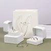 Sacchetti per gioielli Anello in PU bianco Scatola per imballaggio Orecchini Collana Ciondolo Display Organizer Accessori di lusso leggeri Regalo di nozze