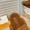 Nya lyxiga mysiga komforttäppa Slipper Designers Panama Easy Mule Wool Sandal Men Kvinnor Flat Sandaler Leather Mules Justerbara band Slides Baotou Slippers Storlek 35-40