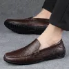 Business de couro genuíno 7998 Supotos de design masculino Mocassins Moda simplicidade Slipping on Soft plana masculino masculino Sapatos artesanais
