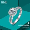 KNB brillant Solitaire diamant rond en forme de V Halo anneaux pour les femmes de luxe bague de mariage 925 bijoux en argent Sterling 240130